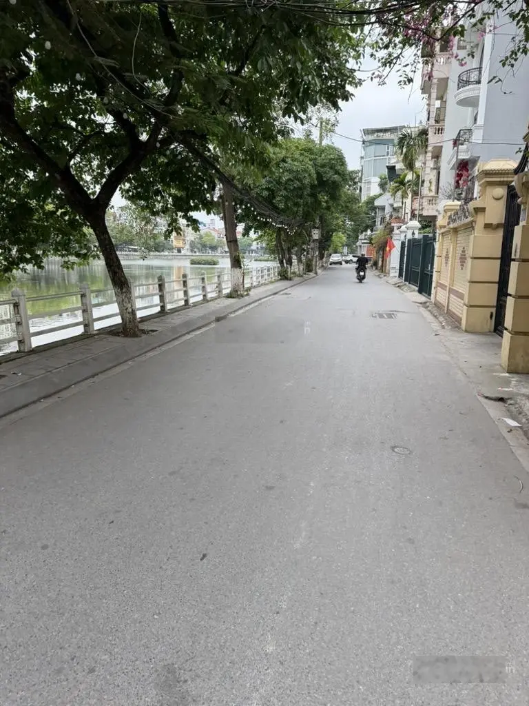 Bán nhà Phố Bồ đề thang máy, Gara oto, Gần Chợ, UBND Phường, Hồ. Chính chủ.