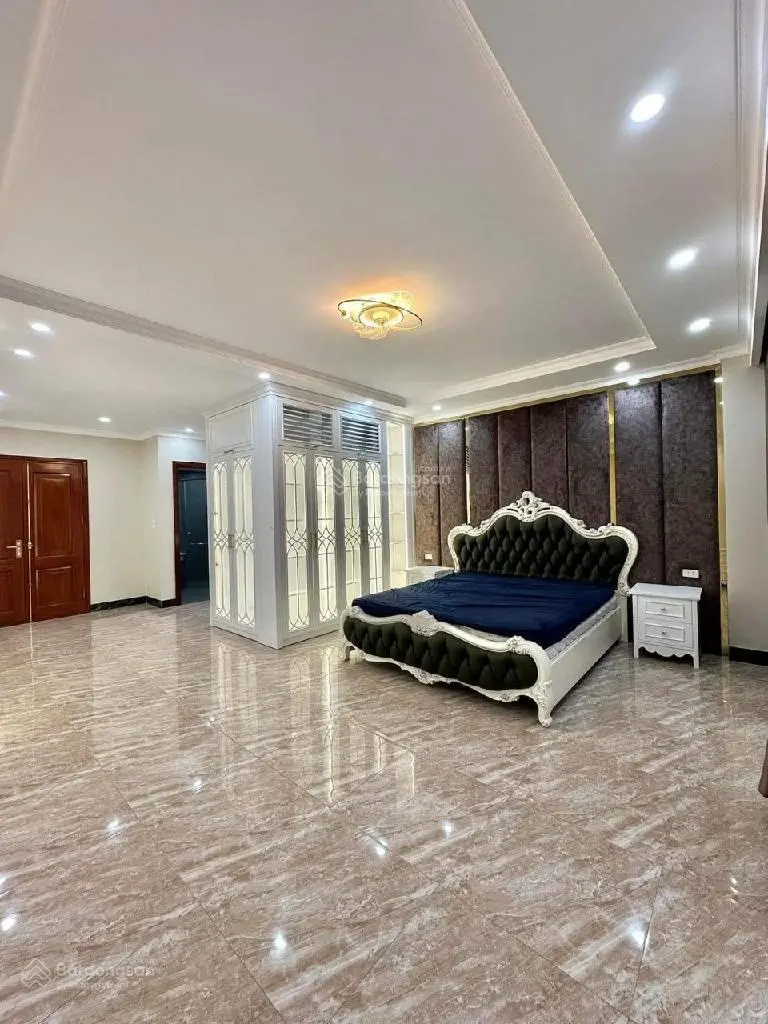 Nhà Bồ Đề mặt ngõ thông ô tô vào nhà - nhà 7 tầng thang máy nội thất xịn vài bước hồ điều hòa