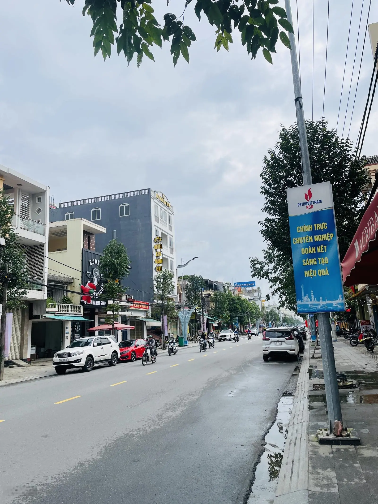 Bán nhà mặt tiền đường hình vương ngay trung tâm TP 4 tầng giá khá hợp lý lô góc 2 diện