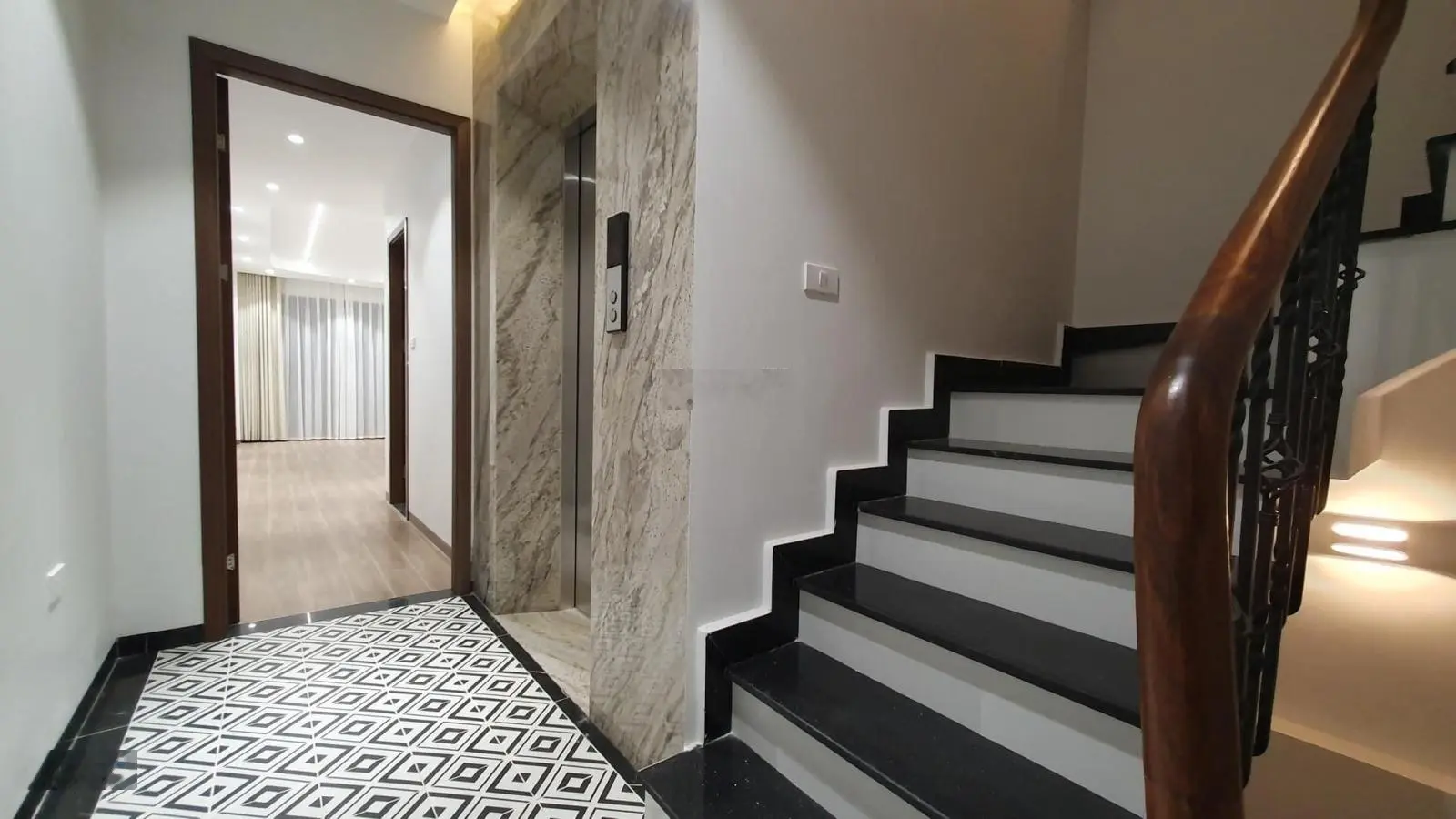 GẤP! Bán nhà riêng THANH XUÂN, ngã tư sở 38m2, 6 tầng THANG MÁY, Chỉ 8 TỶ (có TL), duy nhất!
