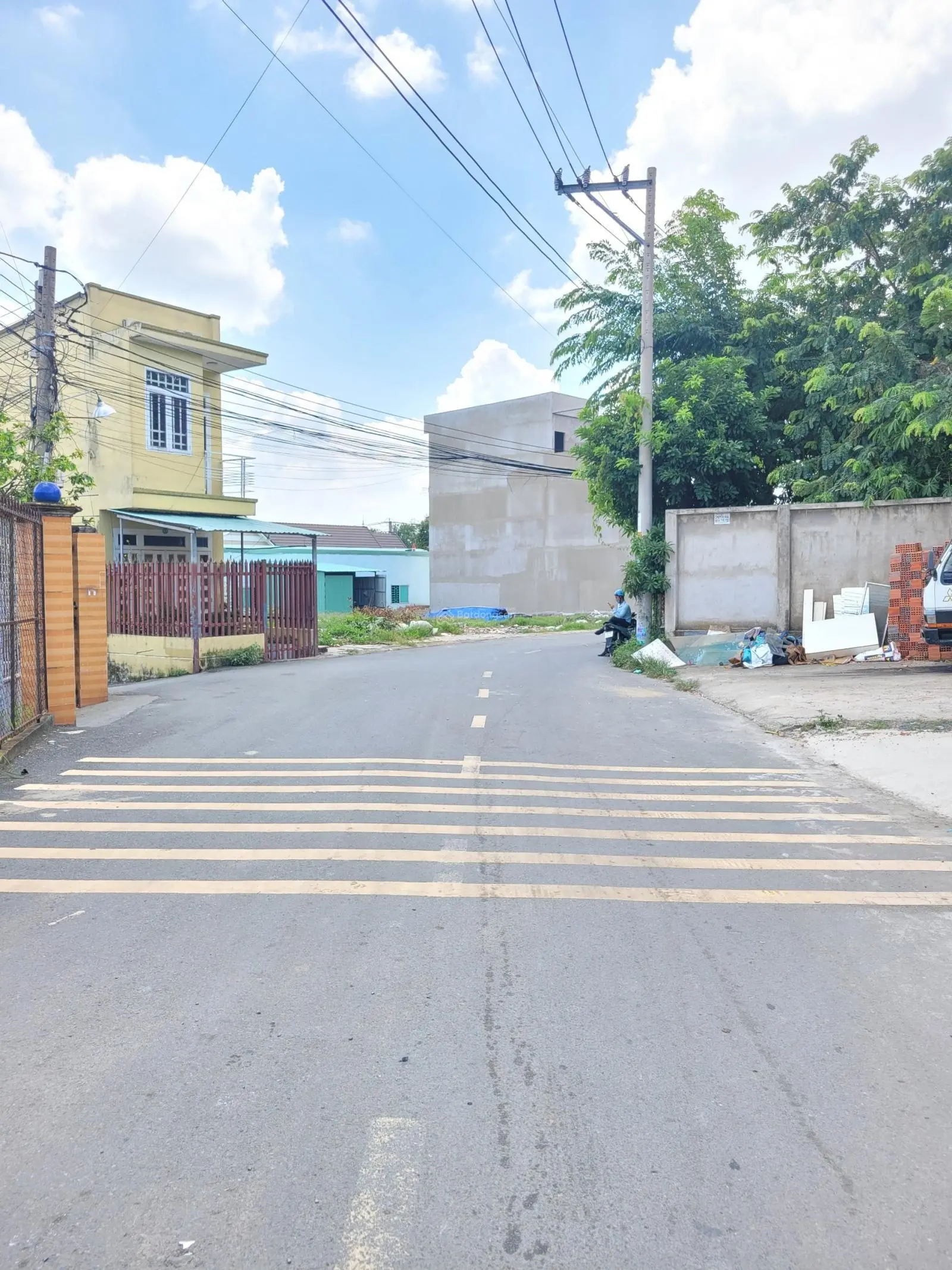 2 tỷ 400 bán nhà cấp 4 cách đường Nguyễn Thị Tươi 100m P. Tân Bình TP. Dĩ An