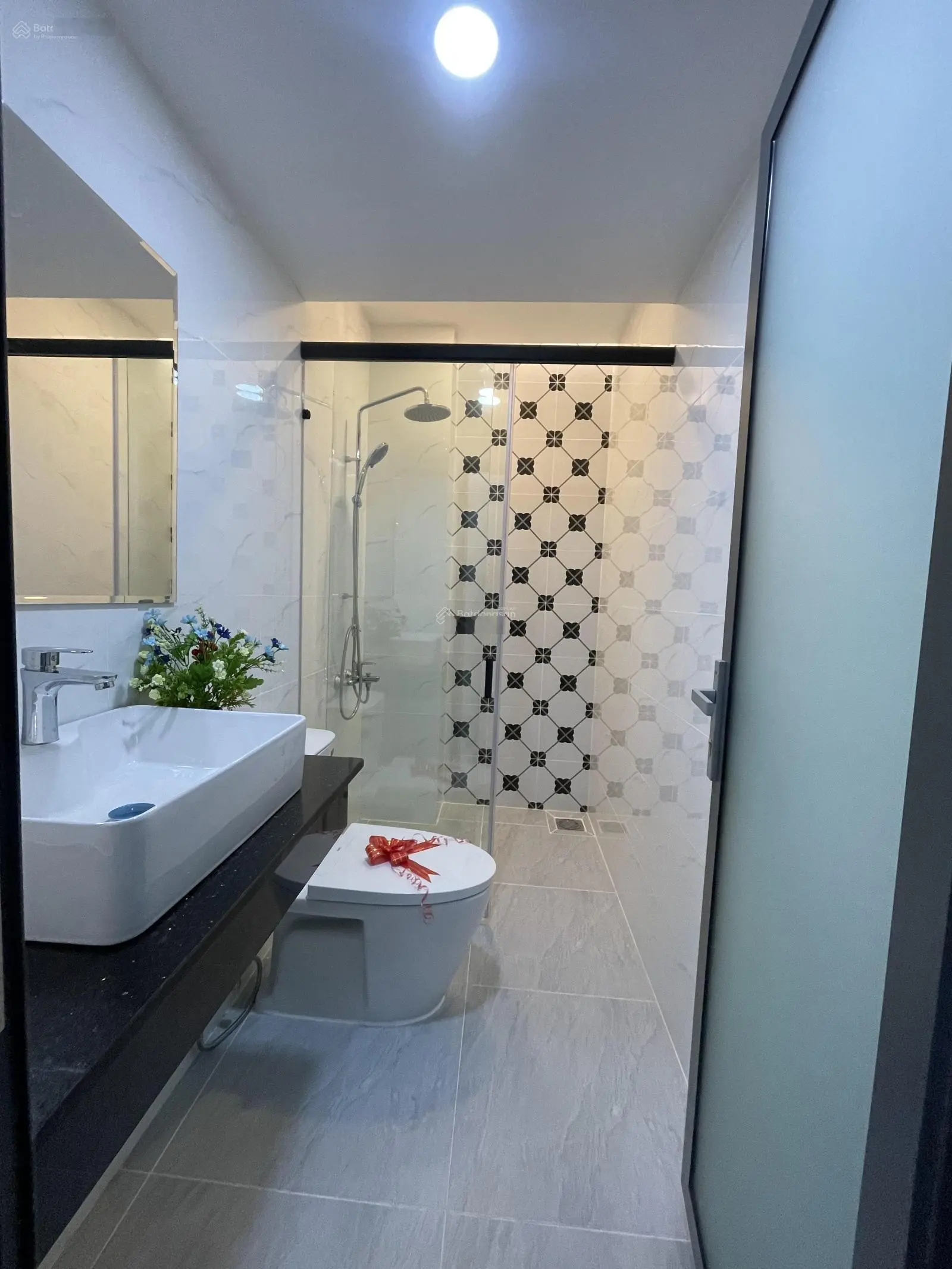 Bán Nhà 3 Lầu + sân thượng đường 8m, Hiệp Phú, Quận 9. Cách Vincom chỉ 500m.