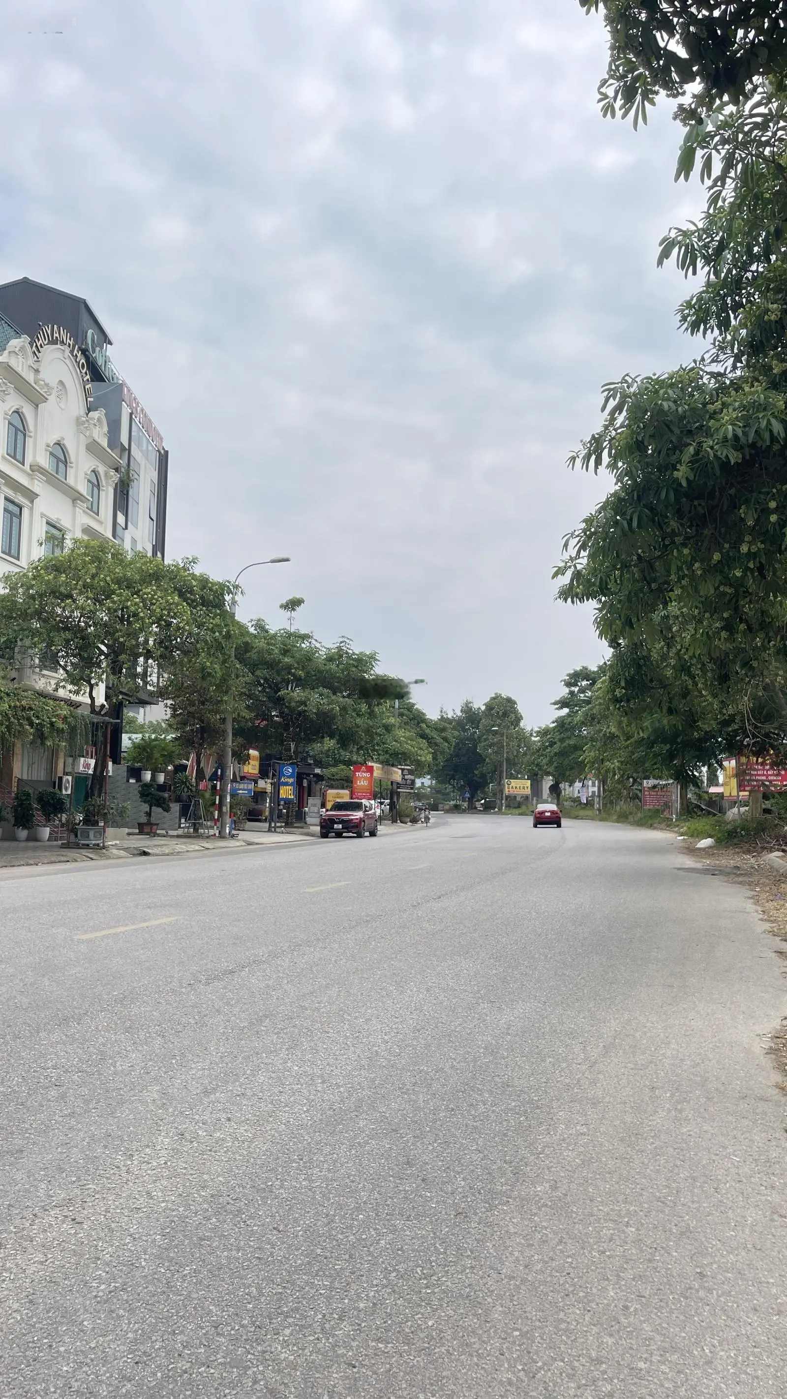 Chính Chủ Bán lô đất 355 m2 trục chính kinh doanh ,nằm sát trường đại học tài chính ngân hàng.