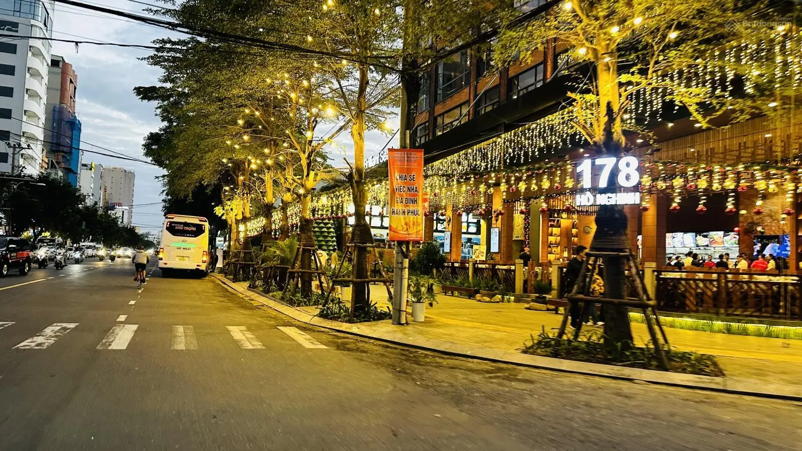 Bán nhà 3 tầng: đường 15m, Hồ Nghinh. Ngay trung tâm tài chính Đà Nẵng. Đang cho thuê tháng 50tr