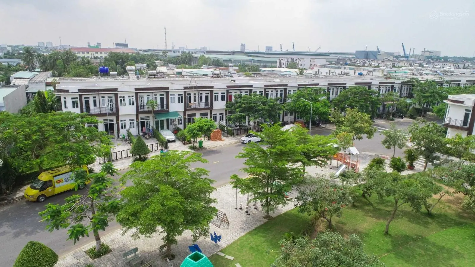 Ngân hàng cho vay 80% (4m x 17m). Sổ hồng riêng. Nhà đối diện công viên