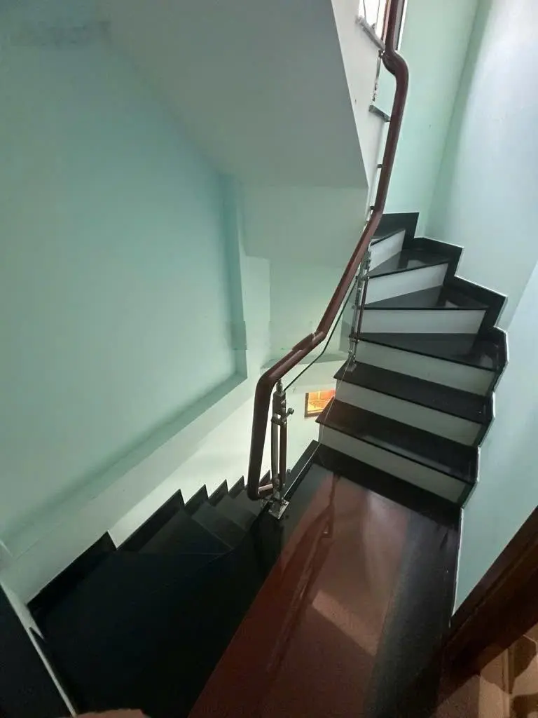 Nhà 5 tầng trên 49 m2 đất gần ngã tư Hàng Xanh