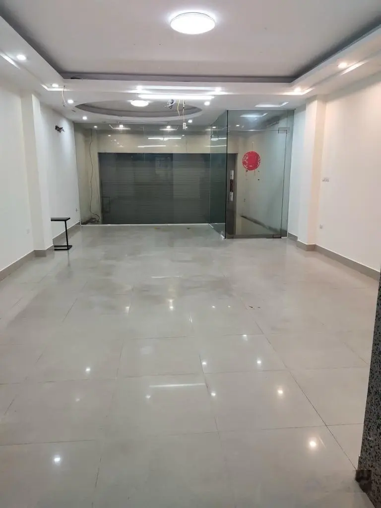 Tòa nhà văn phòng mặt phố đội cấn vỉa hè rộng kd đỉnh thang máy đang cho thuê 60 triệu