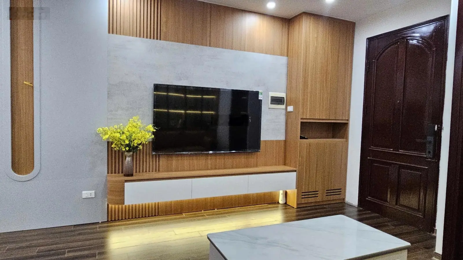 Nhà em muốn bán căn hộ 3PN-2WC, DT 107m2 ở toà 18T1-THNC, bàn giao full nội thất, sổ đỏ