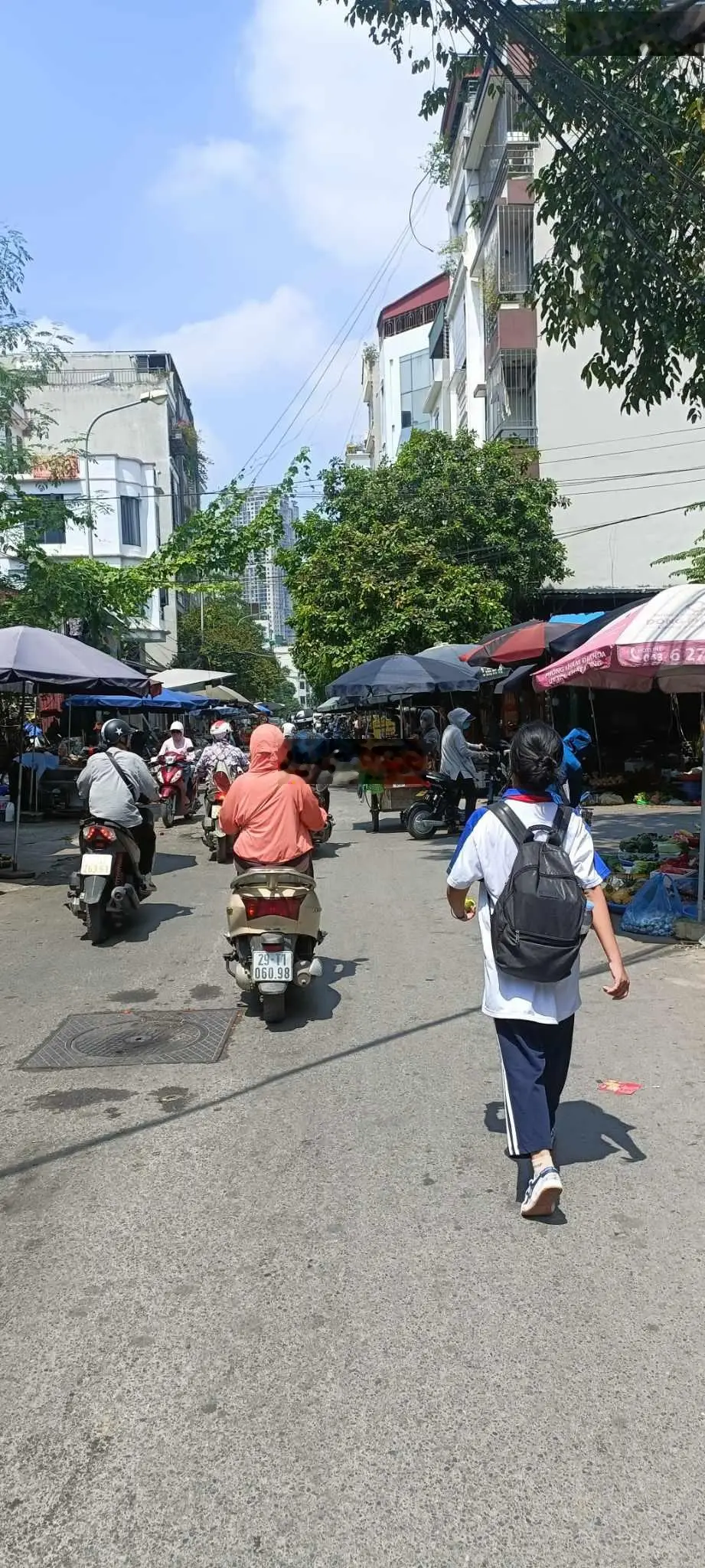 Siêu phẩm lô góc Văn La , Hà Đông Dt 38m2, 5 tầng, giá 4.2 tỷ. Kinh doanh, đường thông, thoáng.