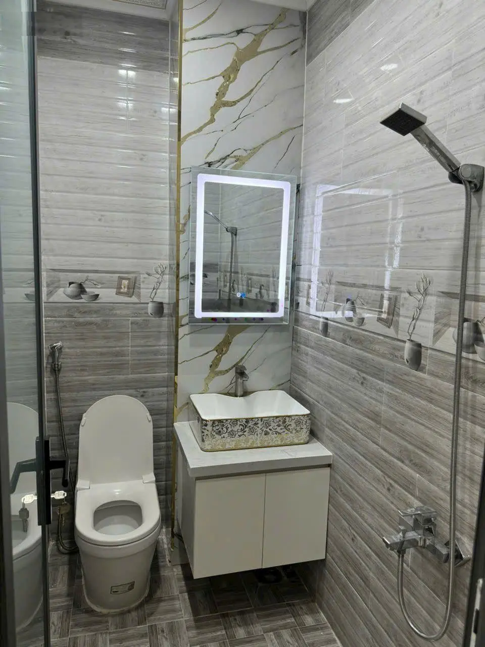 Nhà mới 4 tầng 4 phòng 5 wc - Tặng full nội thất - Xe hơi đậu trong nhà - Hoàn công đủ -Dân trí cao