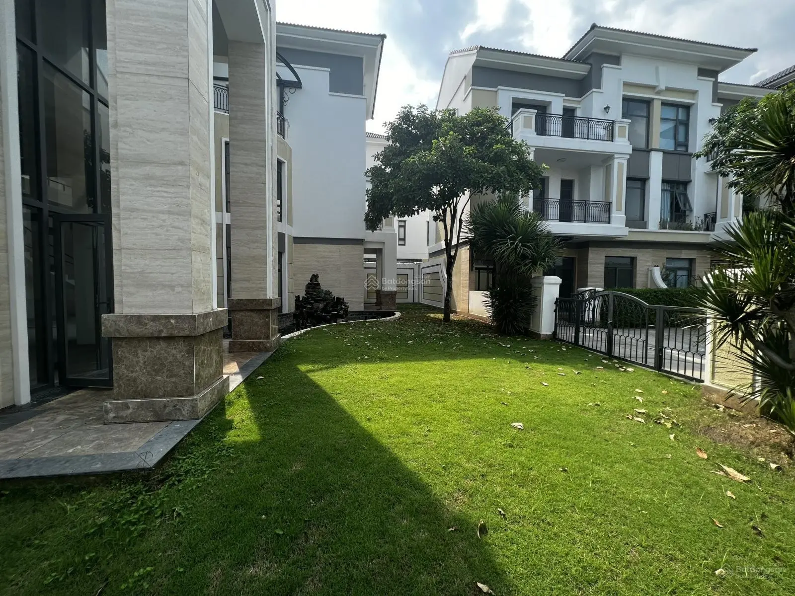 Bán Biệt Thự Đơn Lập Verosa Park Duy Nhất Đang Còn Nhà Thô, 527,5m2 - 483,8m2 Sàn Giá 57 Tỷ TL