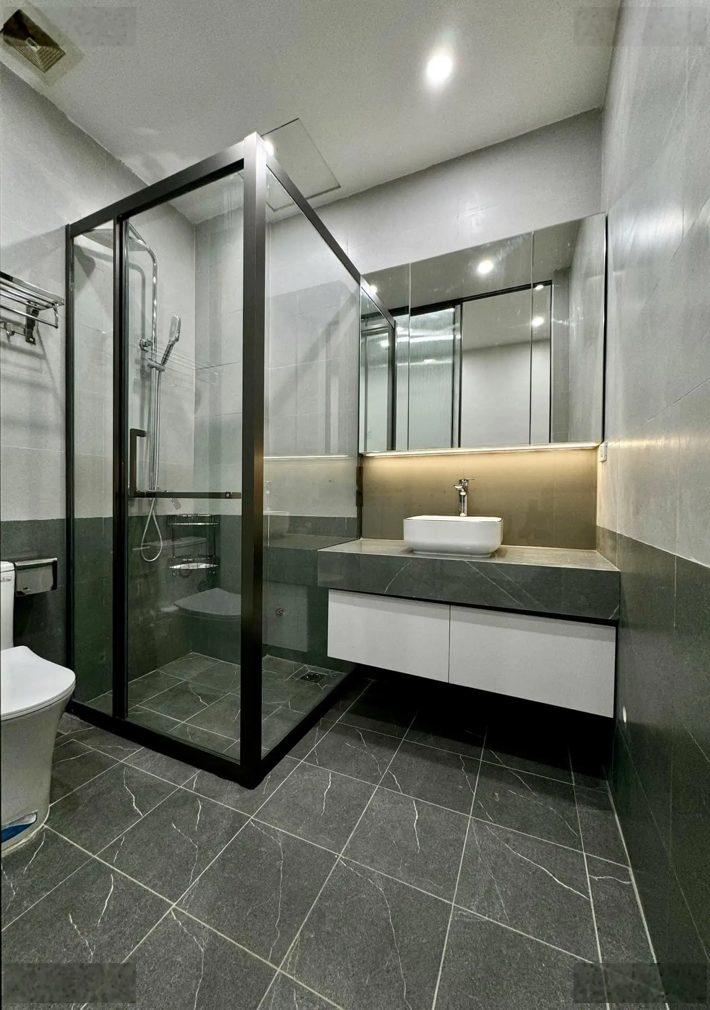 Trung tâm quận thanh xuân - ngõ thông - lg 3 thoáng - ô tô đỗ cửa - nhà đẹp - sổ vuông đét - 65m2