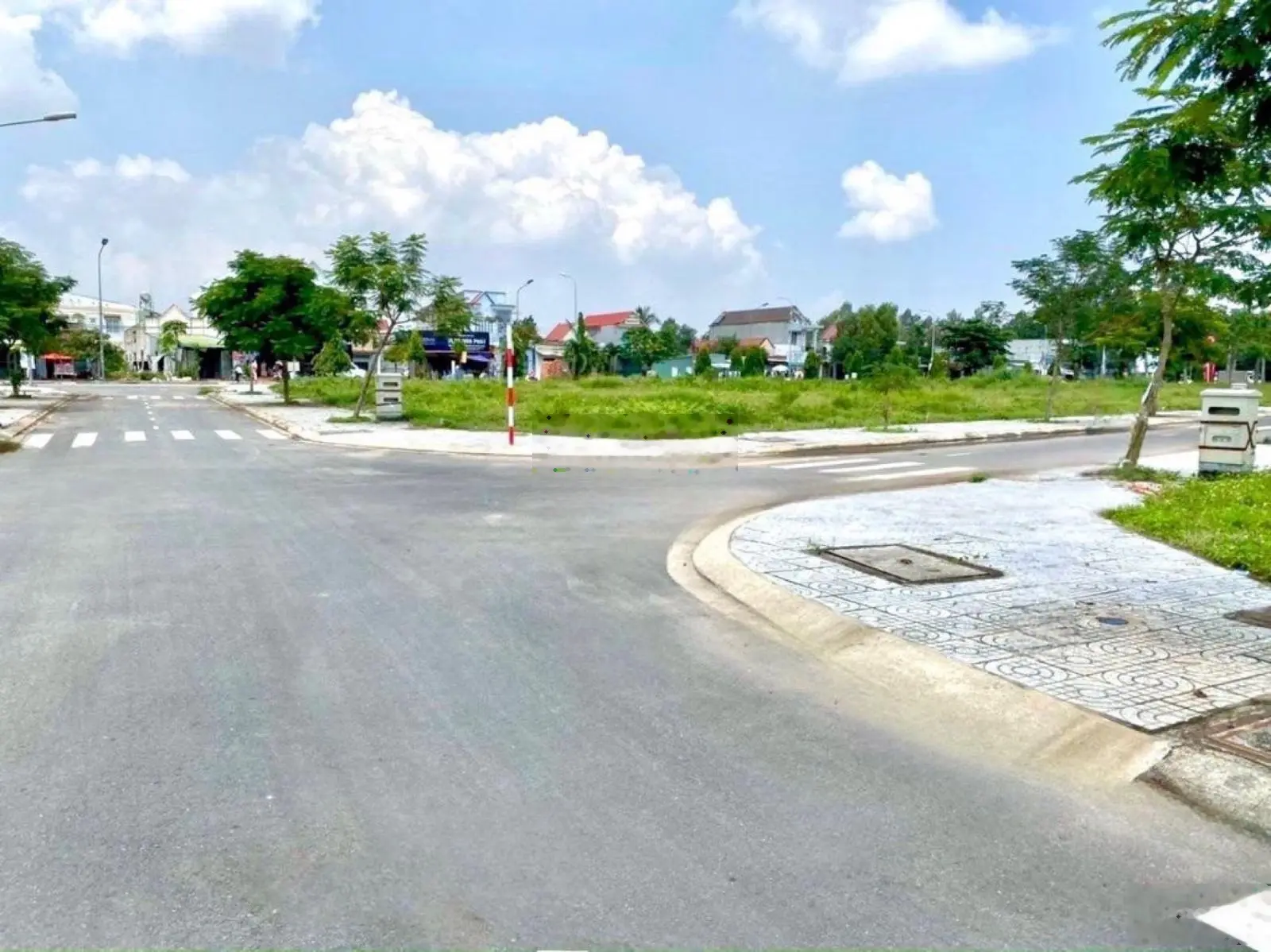 Chỉ còn 5 nền 80m2 đường GS24, Dĩ An giá 1tỷ750. Gần GO! Dĩ An. Đường trước đất 12m. Sổ hồng riêng