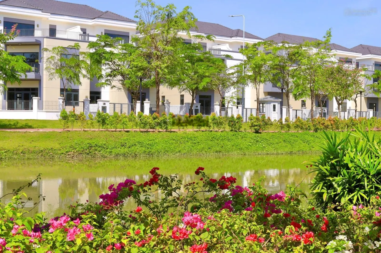 Chủ kẹt tiền cần bán gấp căn BTDL 300m² nhà sẵn giá chỉ 14,6 tỷ bao hết chi phí sang tên.