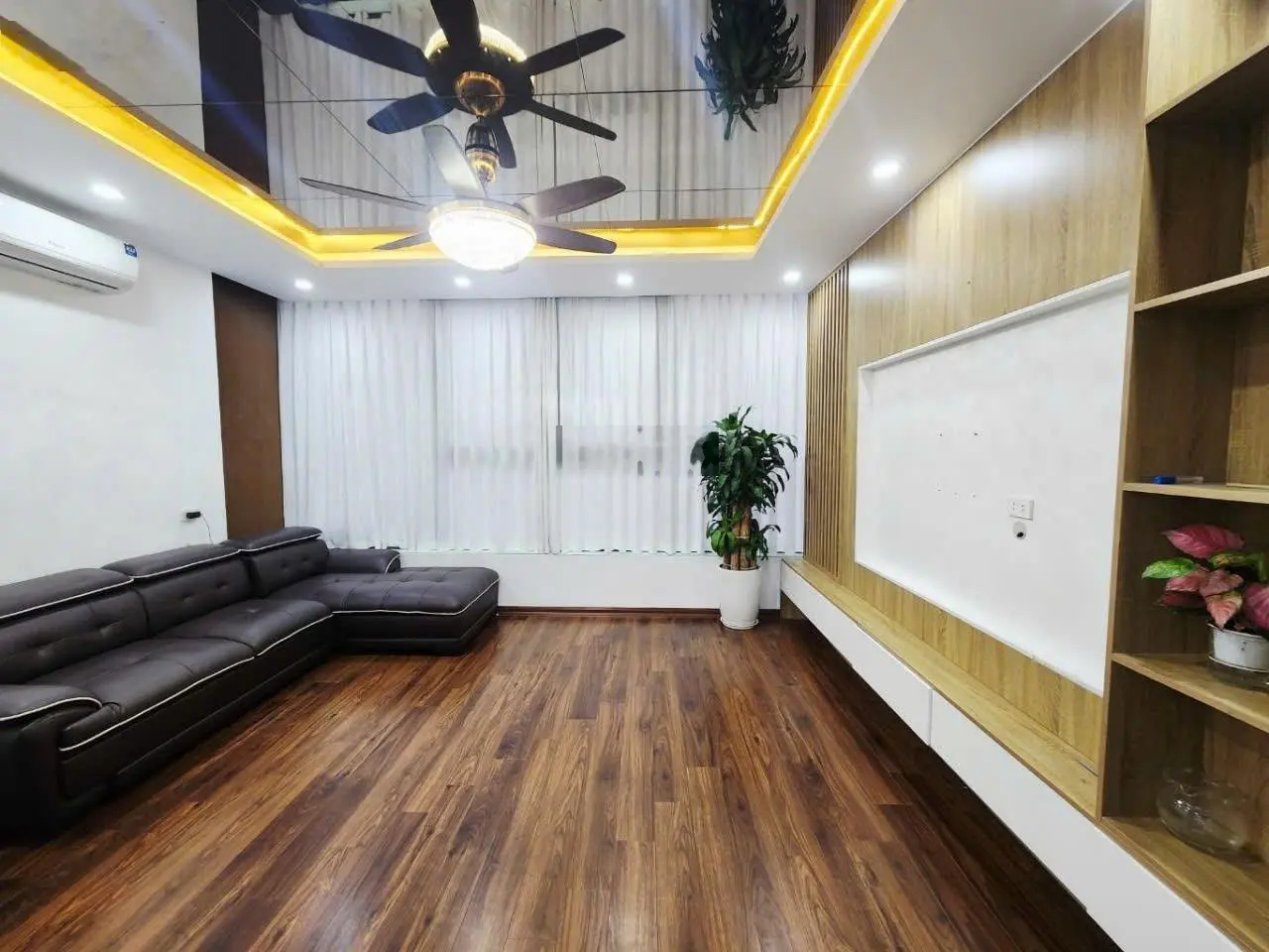 Lô góc - ô tô dừng đỗ 100 cái - gara ô tô - kinh doanh - văn phòng - tiện ích quanh nhà
