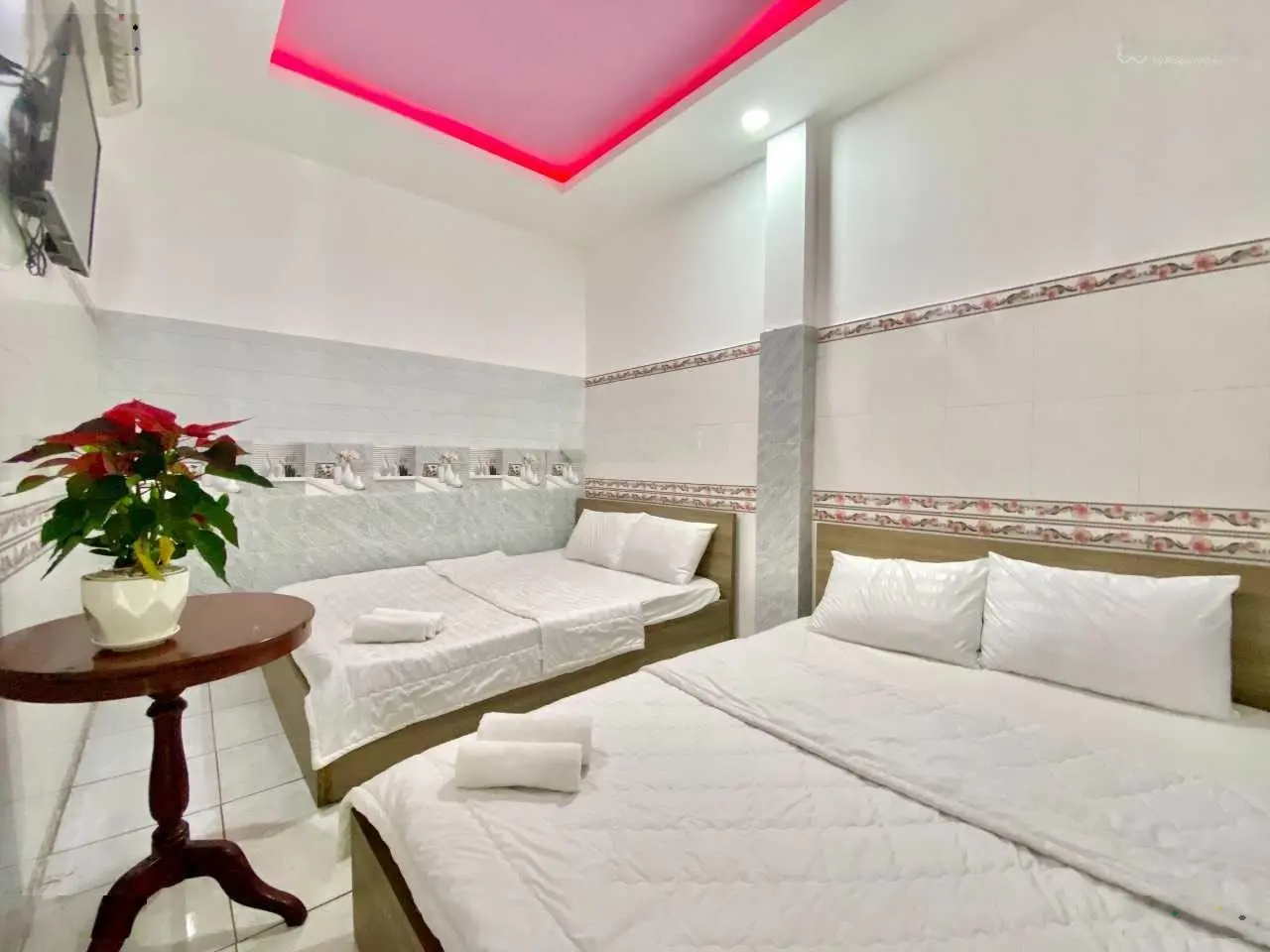 Khách sạn 6 tầng lung linh, 161m2 mặt tiền Hà Huy Giáp, 32 phòng, có sân đậu ô tô