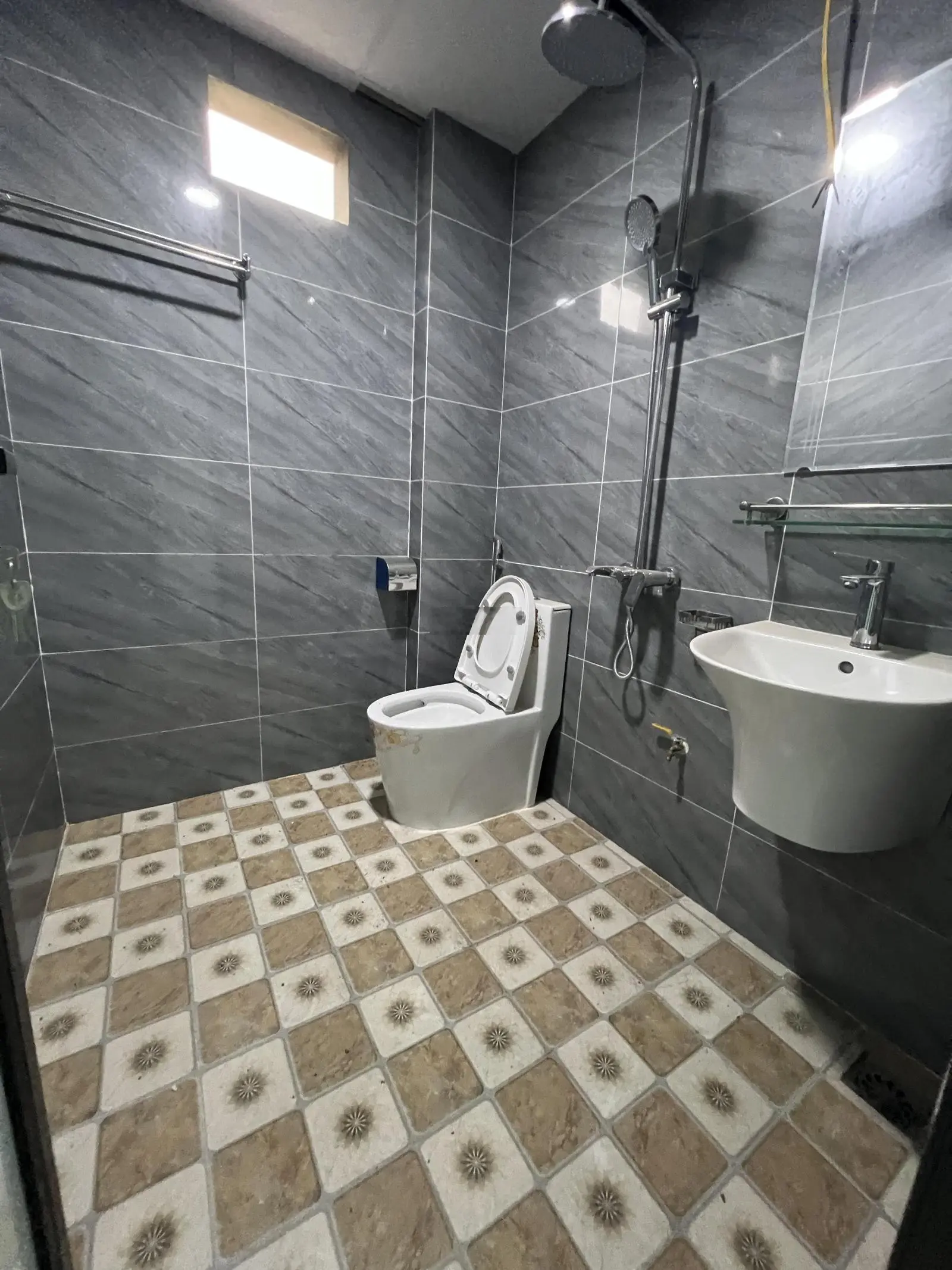 Rẻ Đẹp Chỉ Hơn 3 tỷ Có nhà 5 Tầng mới, Gần QL6, BX Yên Nghĩa.