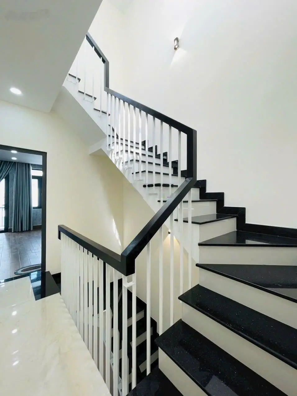 2tỷ450 bán 2tỷ250 căn 64m2 Lý Thường Kiệt P14 Q10. Gần BV Chợ Rẫy. 3 lầu 4PN 4WC.Sổ sẵn, hẻm oto 7m