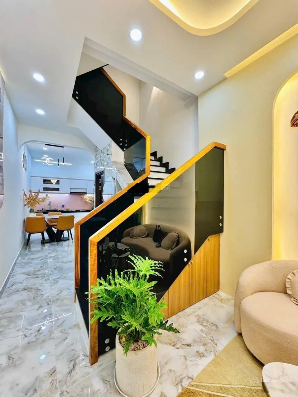 Hàng Hiếm Nguyễn Du P7 3tầng 4pn 5wc 3x14m cách MT chỉ 60m full Nội Thất