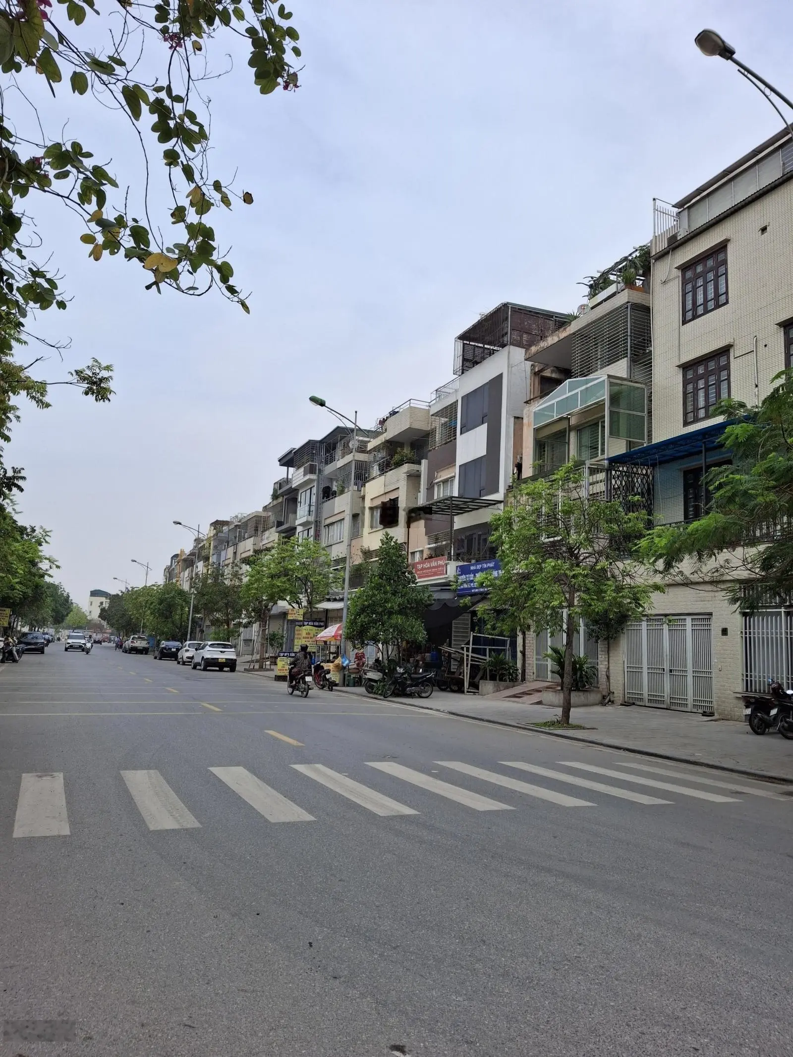 Trục đường 24m, thang máy, vỉa hè 5m kinh doanh đa dạng, Văn Phú Hà Đông.