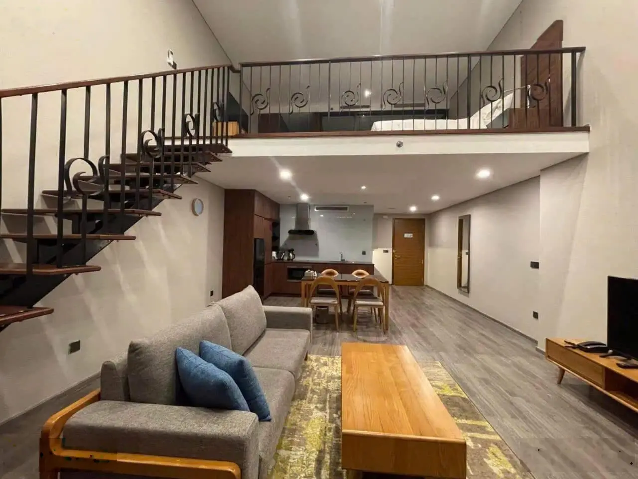 Ảnh thật chính chủ bán nhanh căn ban công Đông Nam 76 m2 PentStudio 699 Lạc Long Quân giá tốt SĐCC