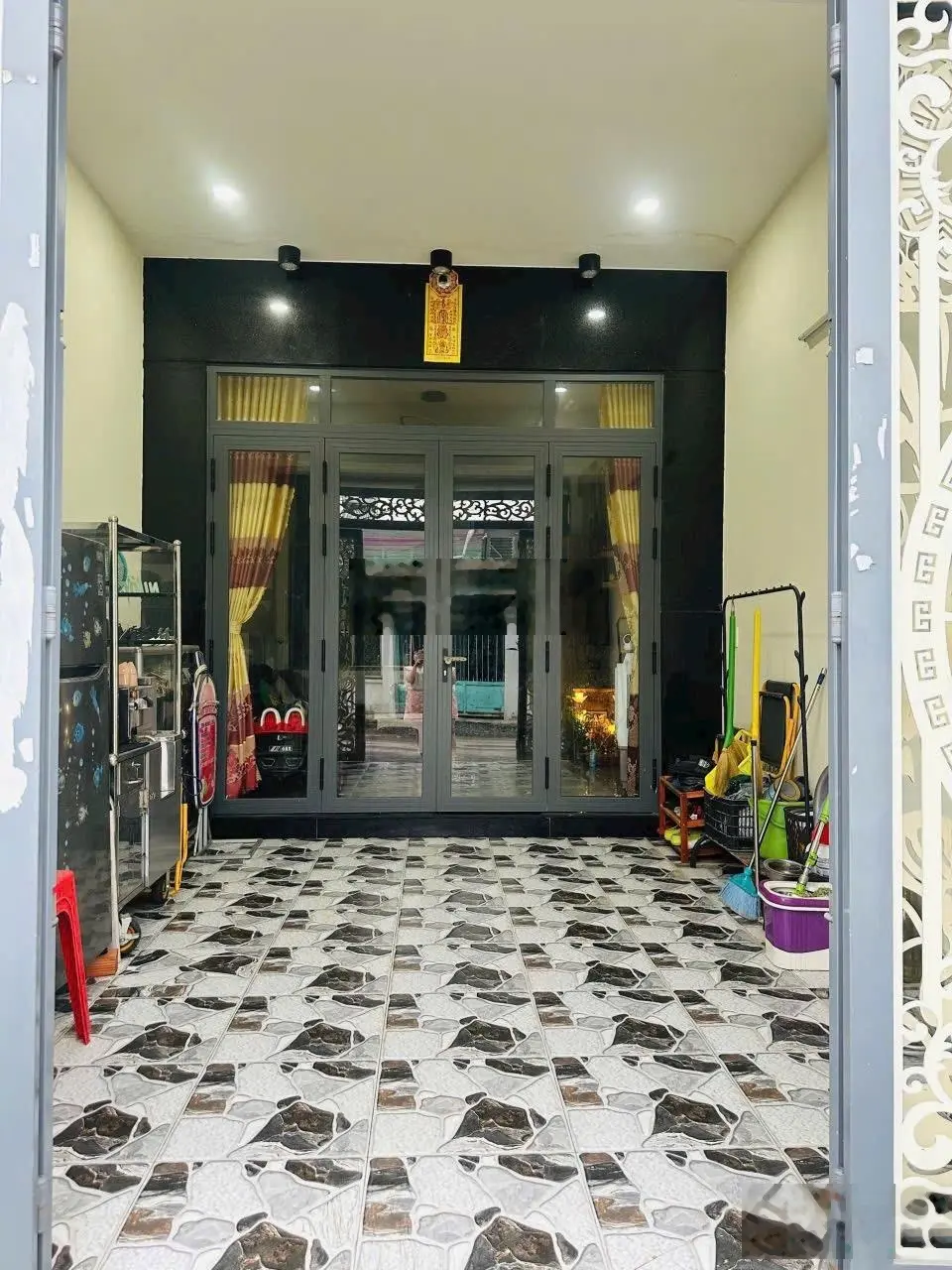 Nhà trệt - lầu - tum mặt tiền kinh doanh. Gần bệnh viện Dĩ An. DT: 82m2. Đường 82m. Giá: 4.5 tỷ TL