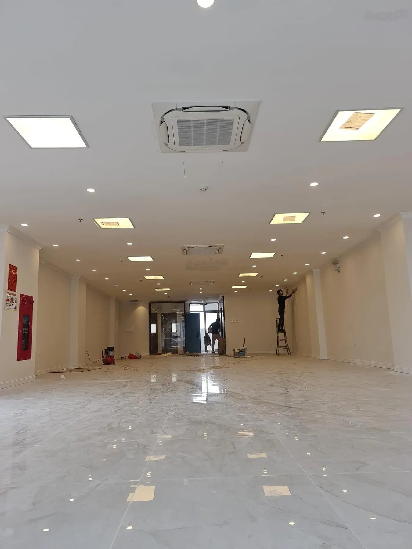 Bán toà nhà văn phòng mặt phố Hoàng Văn Thái. Nhà mới nội thất xịn, vỉa hè rộng kinh doanh vip