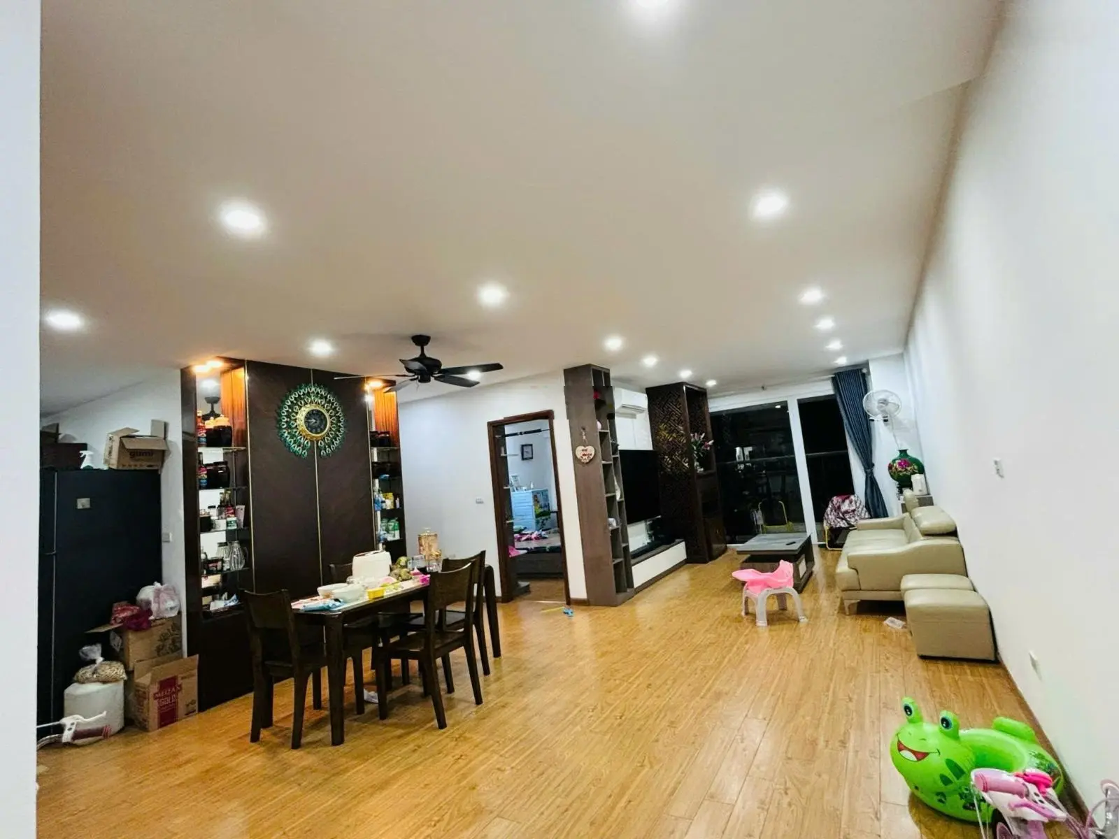 HỢP LÝ căn 3 ngủ siêu đẹp tòa V2 118m2 ban công đông nam - Tầng trung