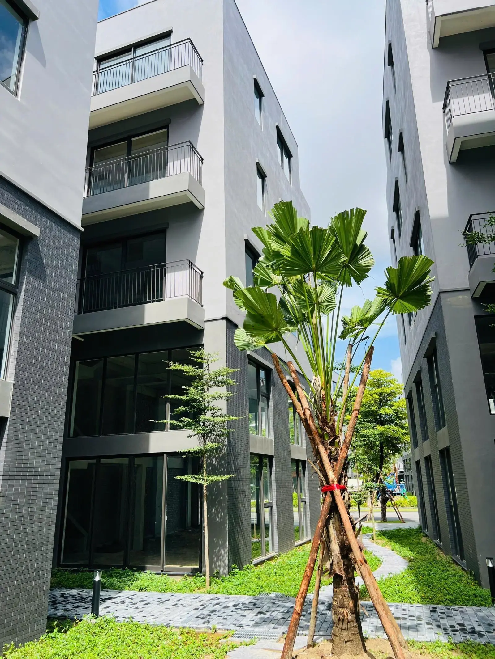 Cắt lỗ căn biệt thự hoa hậu 113m2, giá chỉ 8.5 tỷ, căn vip xẻ khe, 4 tầng, Eco Central Park Vinh