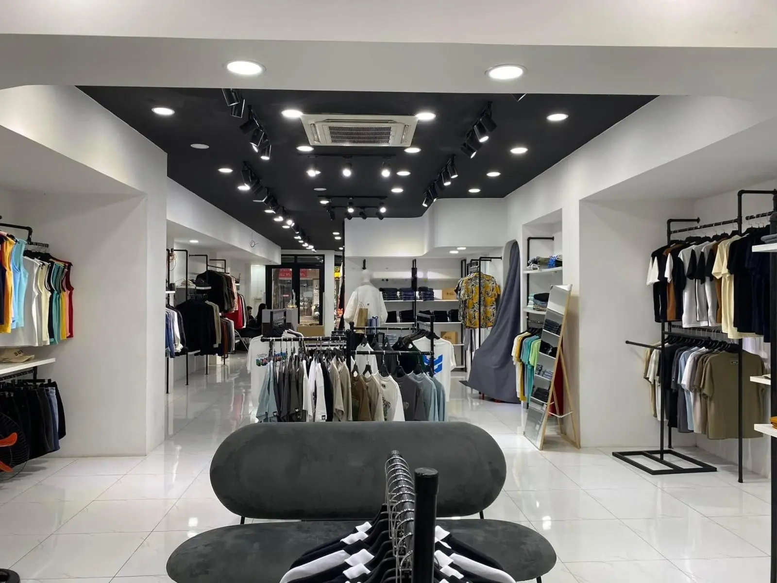 Bán, cho thuê tòa nhà mặt tiền đường 3 Tháng 2, P. 12, Quận 10. DT = 407m2. Giá chỉ: 300 tỷ (TL)