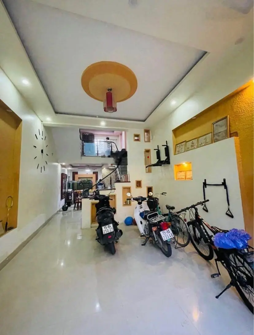 Cần bán nhà trong tuần, ô tô đỗ thoải mái, KD, Chùa Quỳnh, 40m2, 6. X tỷ, gặp TL