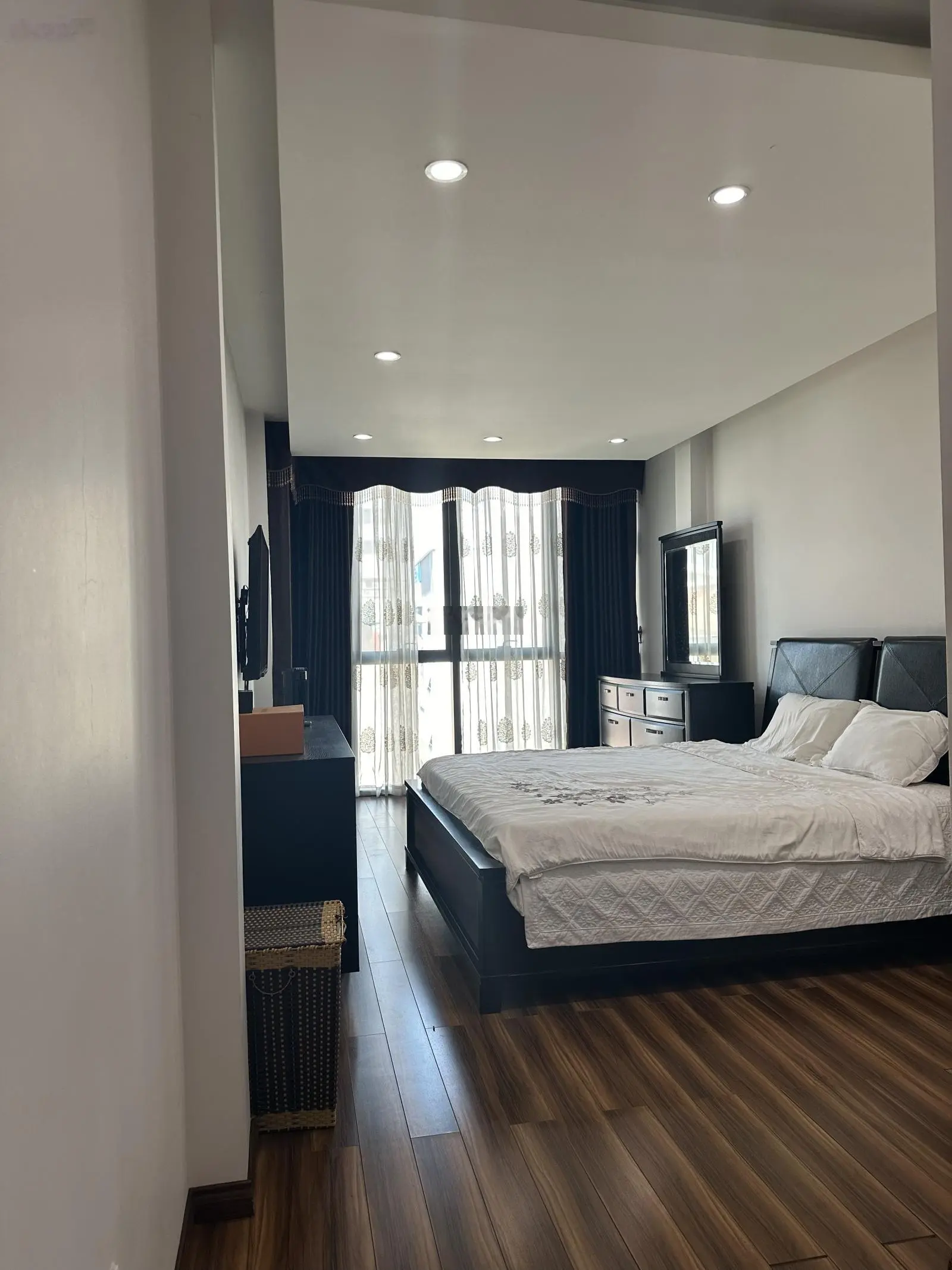 Mặt phố Hoàng Cầu 6 tầng thang máy vừa ở vừa cho thuê kinh doanh ổn định. Vỉa hè đá bóng