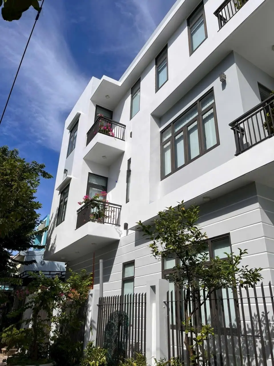 Bán biệt thự 2 mặt tiền đường Khúc Hạo, Đà Nẵng vị trí cực đẹp chủ thiết kế tâm huyết, giá 15,5 tỷ