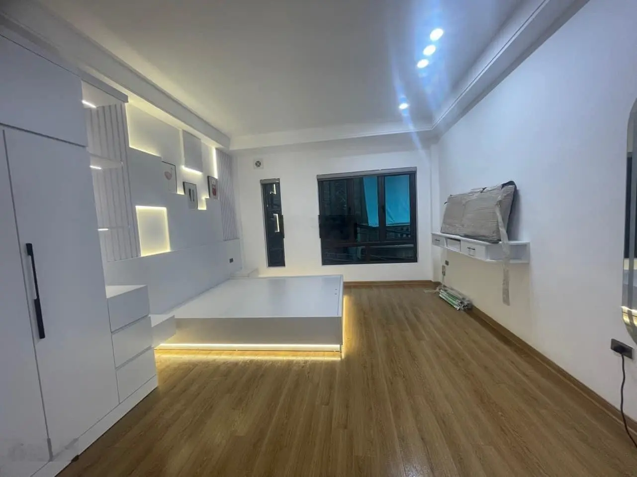 Bán nhà tây mỗ - 30m2- 5 tầng- lô góc - thông sàn- nhà mới- ngõ ô tô-dân tri thức--tiện ích vinhome