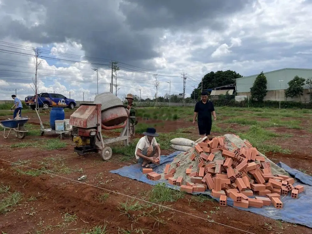 Em đang có Lô 2 mặt tiền , ngay Chợ Tân Thành cần bán