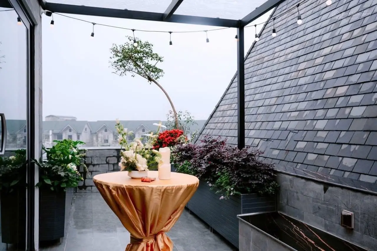 Biệt thự đẳng cấp tây hồ - thang máy - phong thủy linh khí hội tụ - giá tốt trong khu vực