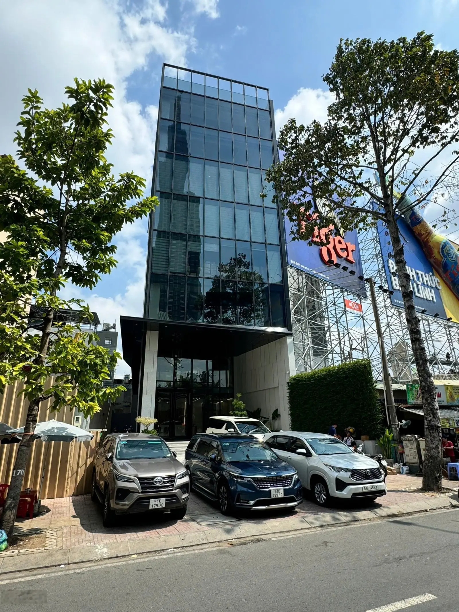Bán tòa nhà siêu vị trí mặt tiền khu sân bay - DT: 9 x 24m - hầm + 6 tầng - giá bán: 37.8 tỷ TL