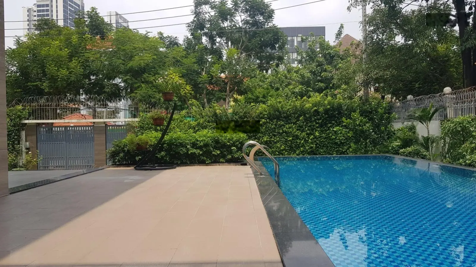 Bán Biệt thự gần Vincom Thảo Điền, khu biệt lập an ninh, DT 20X20, 4 tầng HBSV