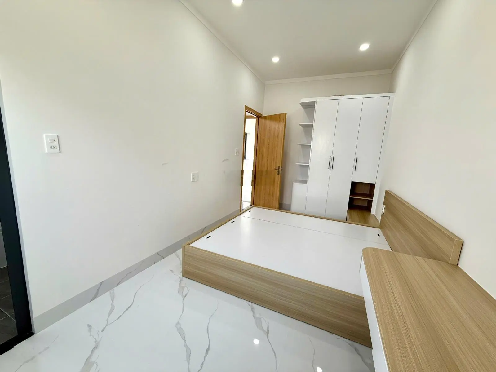 Bán nhà phường Phú Lợi gần vòng xoay Hiệp Thành 3, nhà 1 trệt 2 lầu, 3PN 4WC, sân oto
