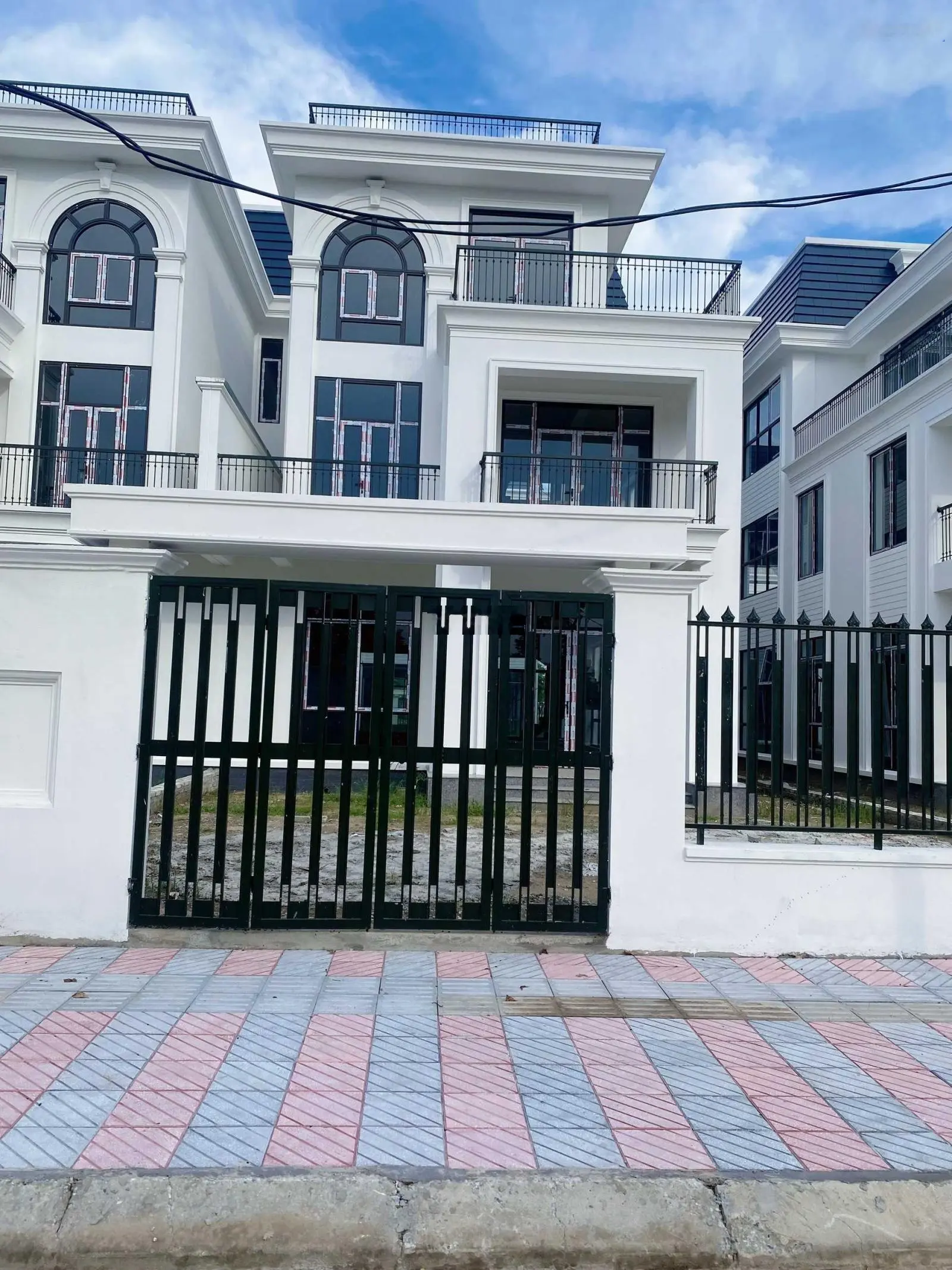 Biệt thự song lập cạnh căn góc DT: 300m2, view công viên, tiến độ 15% chỉ 5x triệu/m2 tại HUD ML