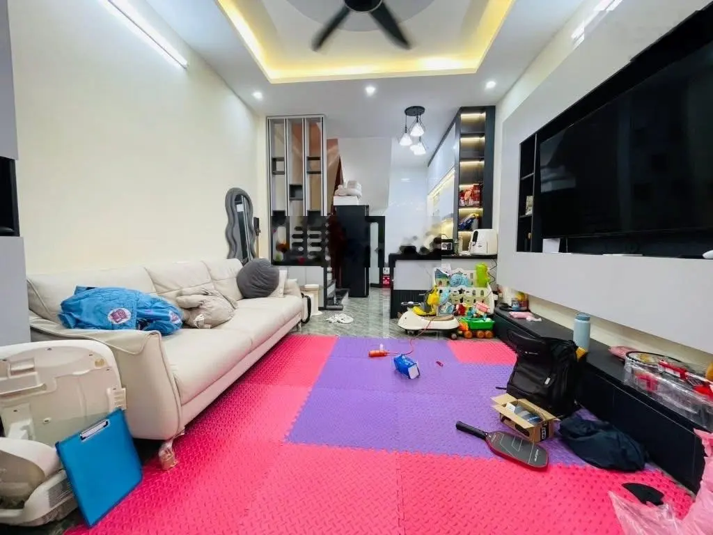 Chị gái nhờ bán nhà Phố Lĩnh Nam 34m2, 5 tầng, 3 ngủ Giá hơn 5 tỷ. Ngõ nông, thông, 10m ra oto đỗ.
