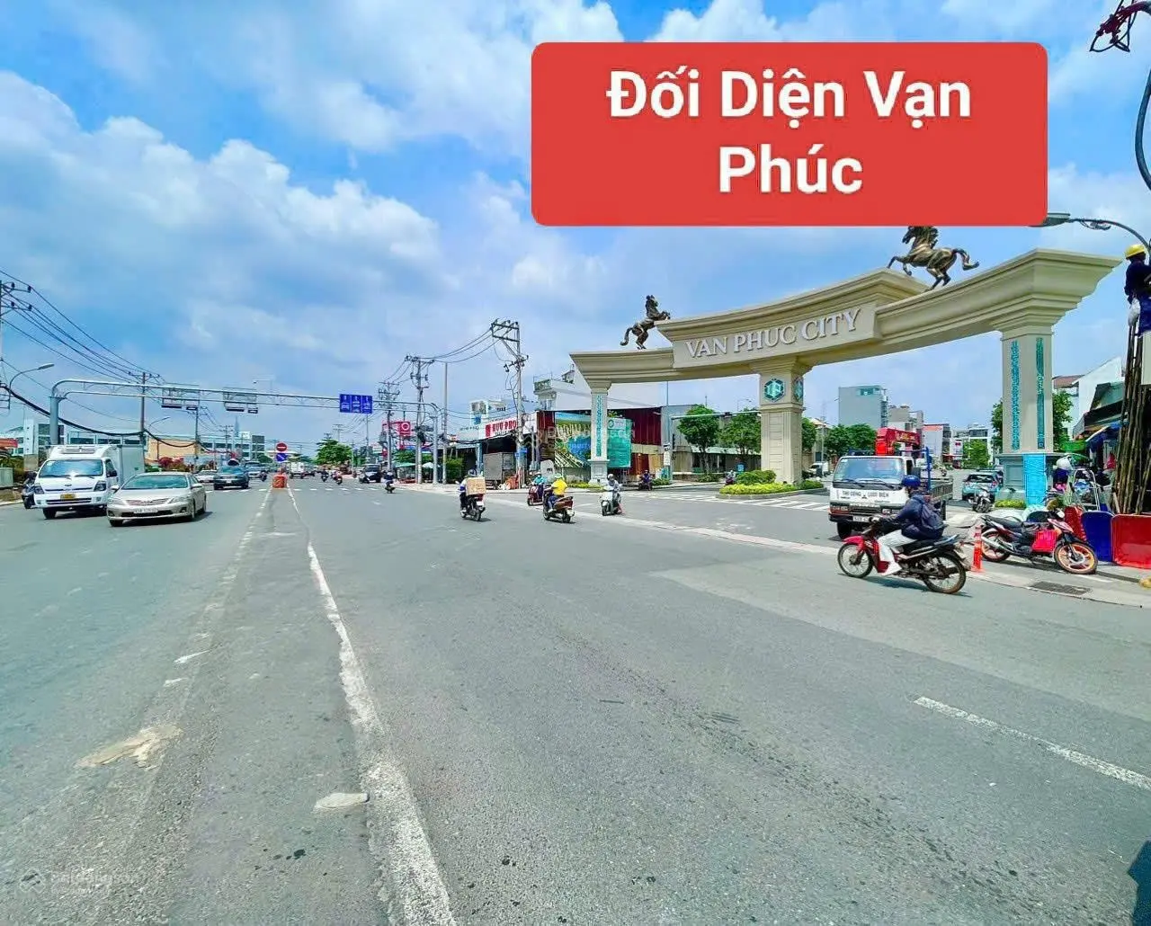 khu nhà ở Cao cấp 4 Lầu- Sát ngay Quốc Lộ 13- đối diện Với khu Đô Thị vạn Phúc