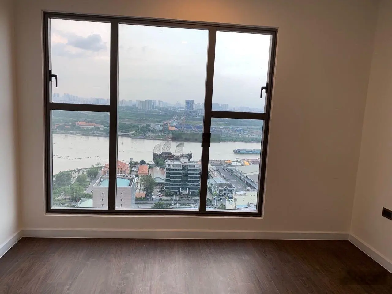 Cần bán lỗ căn góc Saigon Royal 115m2 quận 4 nhà đẹp view Thủ Thiêm. LH: 0909 024 ***