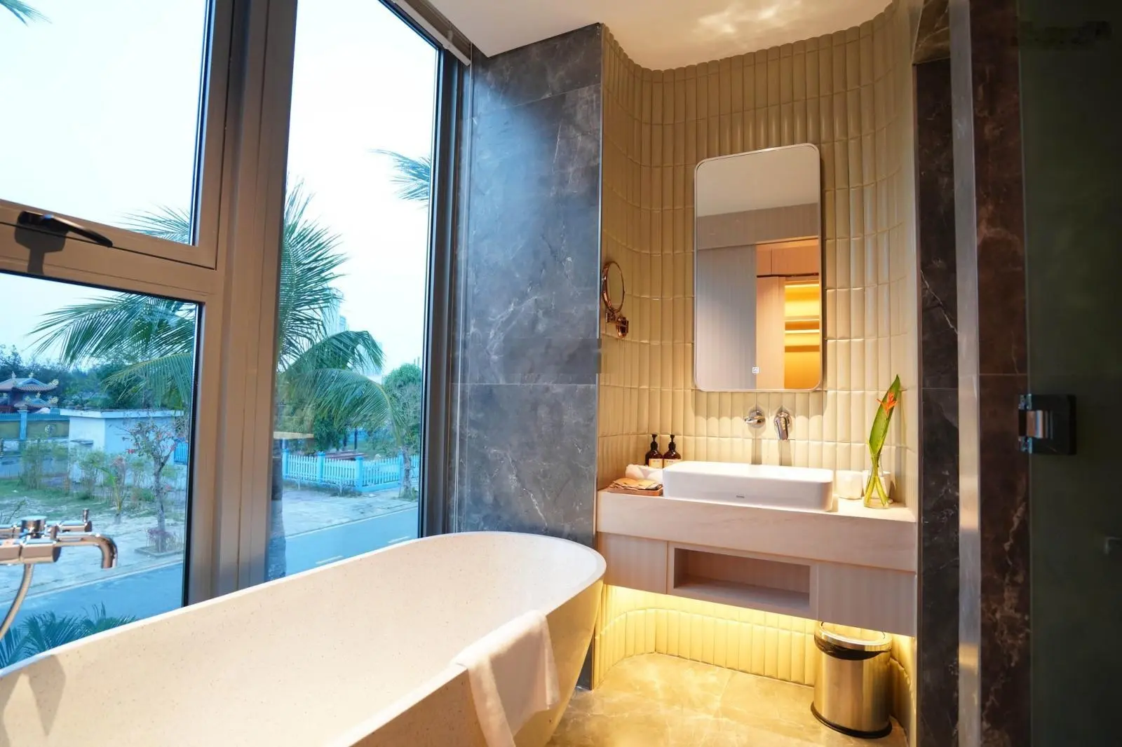 Cắt lỗ sâu biệt thự biển, 360m2, giá 13,8 tỷ giao thô, LH 0844 007 ***