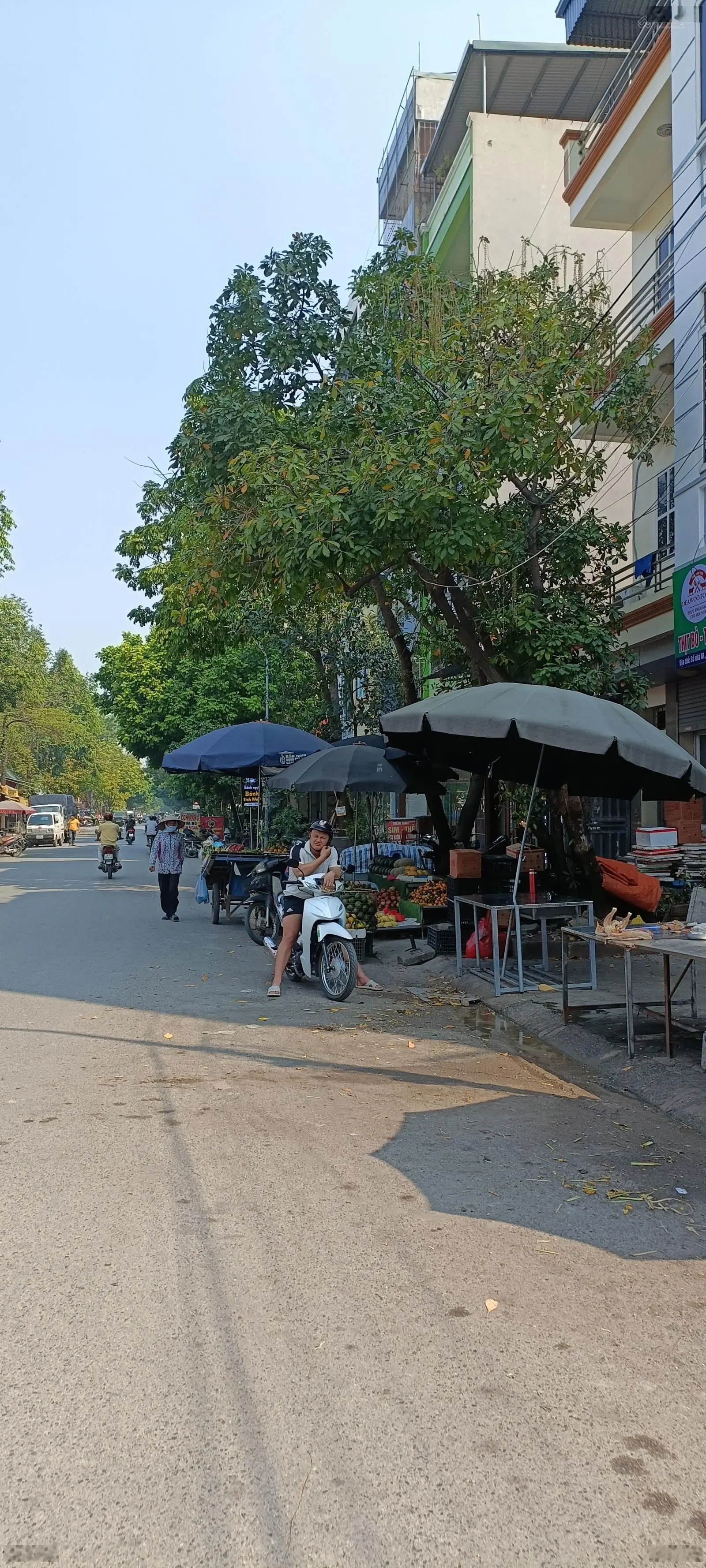 Bán liền kề KĐT Văn Phú, Hà Đông. Dt 63m, 5 tầng. giá 12,8 tỷ. View vườn hoa, vỉa hè ô tô tránh.