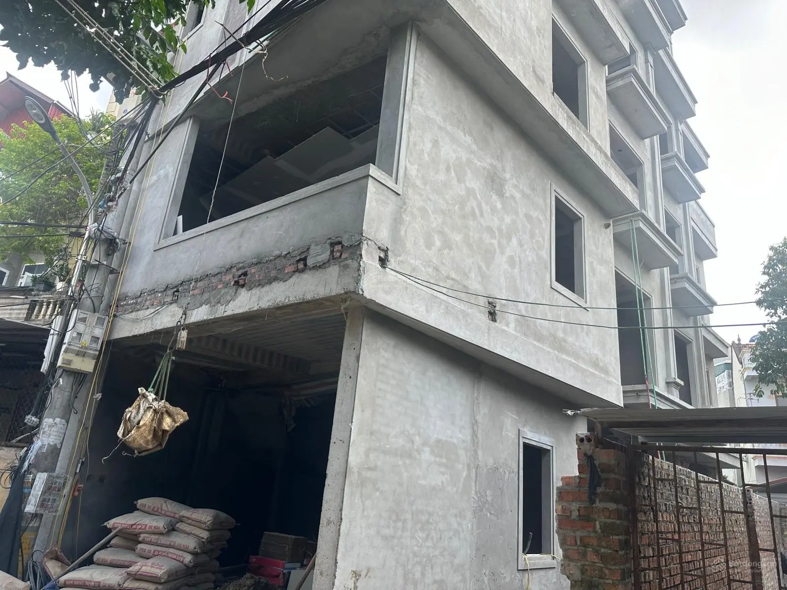 Bán nhà riêng 2 MT, 5 tầng đường ô tô thông thoáng ngay trung tâm xã Di Trạch