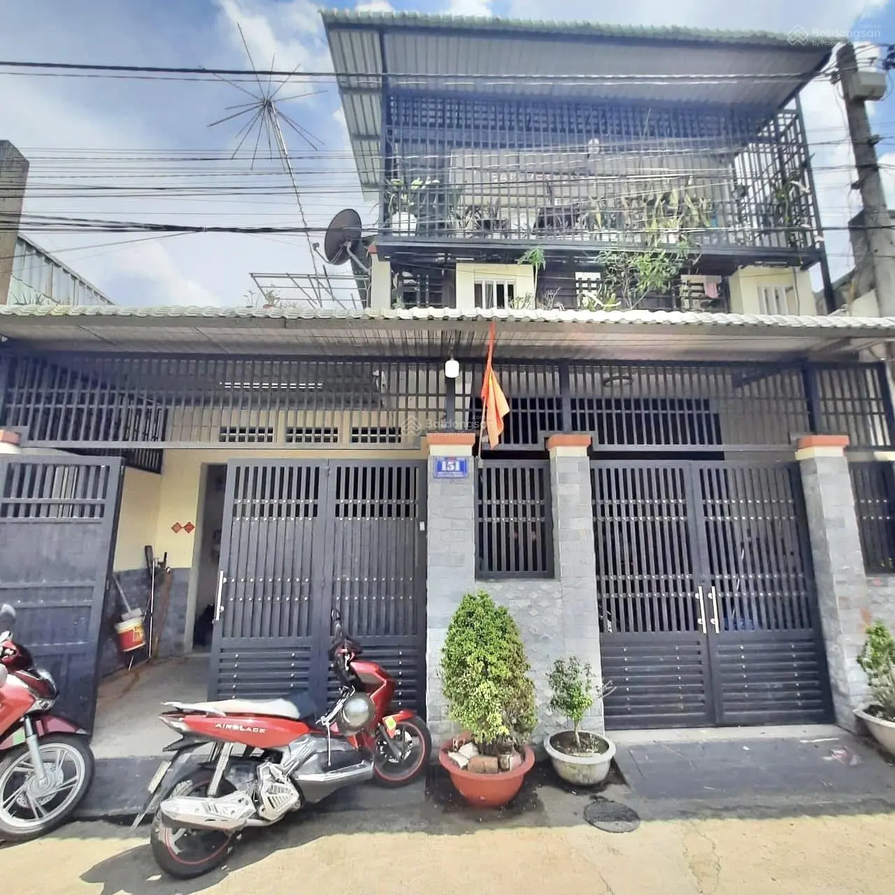 Cần bán nhà lầu trệt ngang 8,8m có thể ngăn làm 2 căn lầu trệt sát bên chợ xóm nghèo
