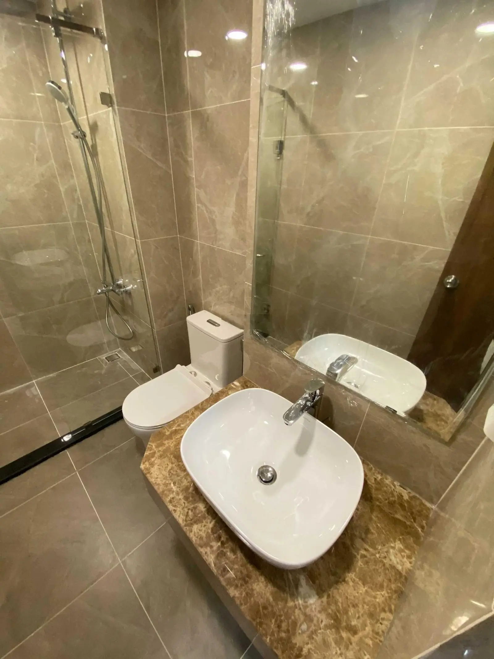 Bán căn hộ Park Legend, 2PN, 2WC, 72m2, nội thất cơ bản, giá: 4 tỷ 8, LH: 0908 435 ***