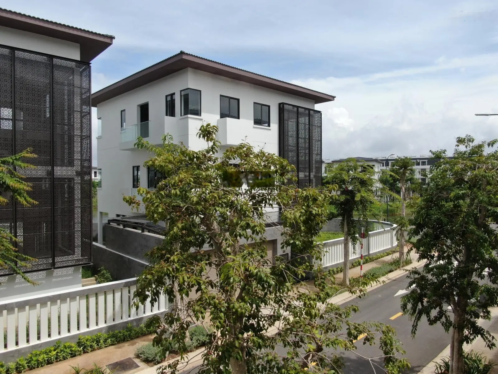 Cần bán nhanh căn gốc sân vườn 136,1m2, 8,2 tỷ bán 7,8 tỷ giá bao gồm thuế phí + 5% sổ