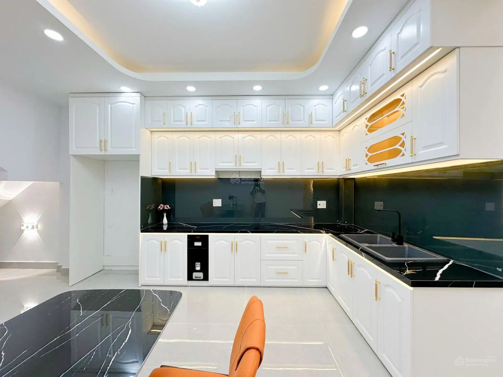 Bán nhà sổ riêng 58,9m2 xây dựng 4 tầng full nội thất gần sát Quận 7 chỉ 300m